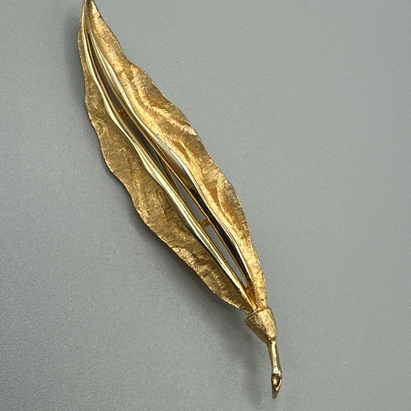 Jewelry - Elegant Gold Leaf Brooch